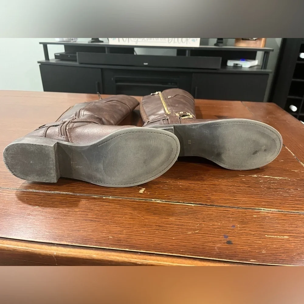 👢 G by GUESS Harson Tall Riding Boots Buckle Detail Brown, size 8 - Picture 9 of 14